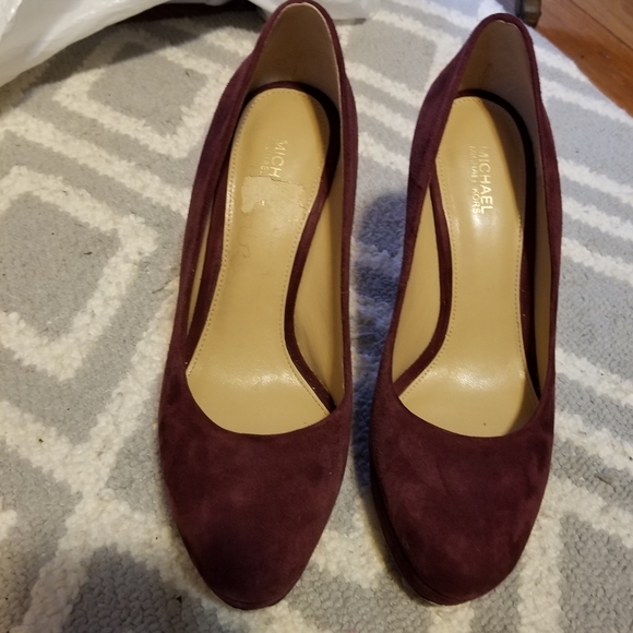 Michael Kors Burgundy platform pump’s  are 1 inch platform just around 4 inches - Picture 2 of 14